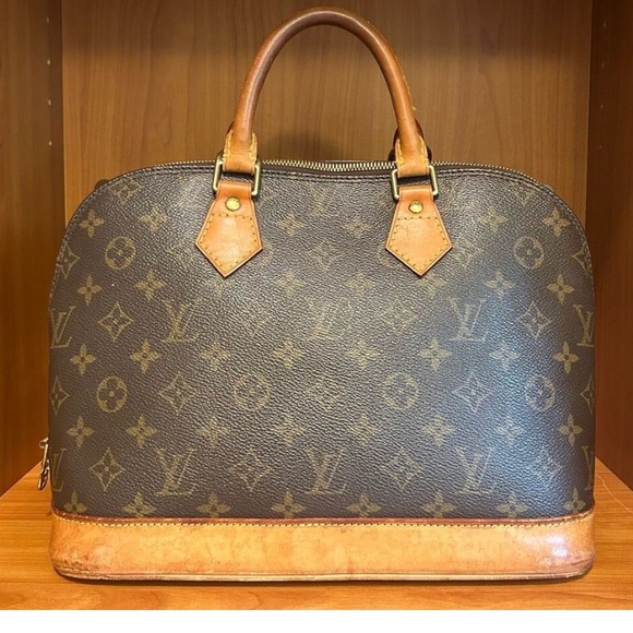 Authentic pre-love Louis Vuitton handbag this is pre-love, but in good condition - Picture 10 of 12